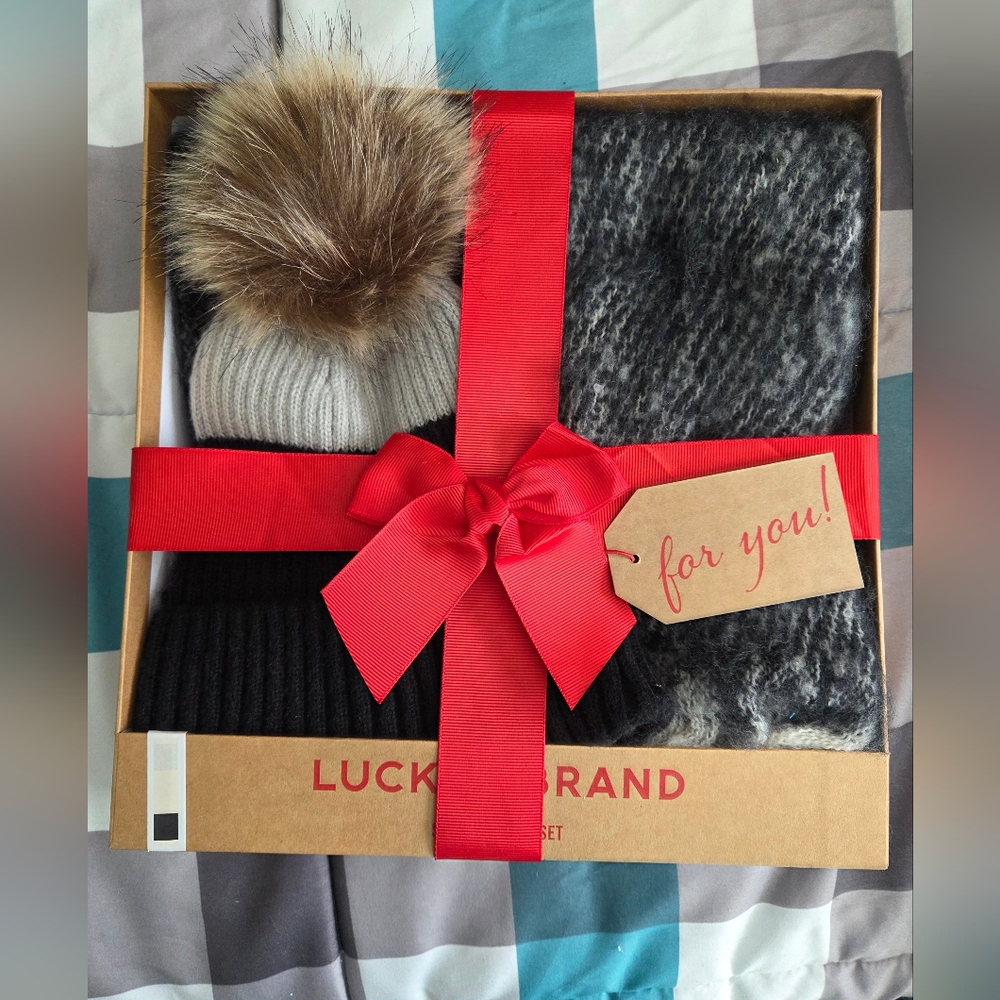 Lucky Brand Black Hat and Scarf Set